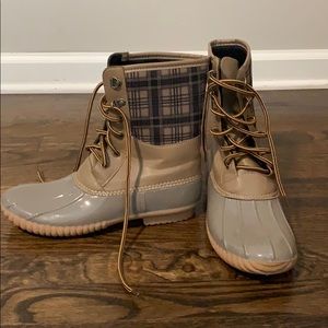 Cape robbin duck boots size 10